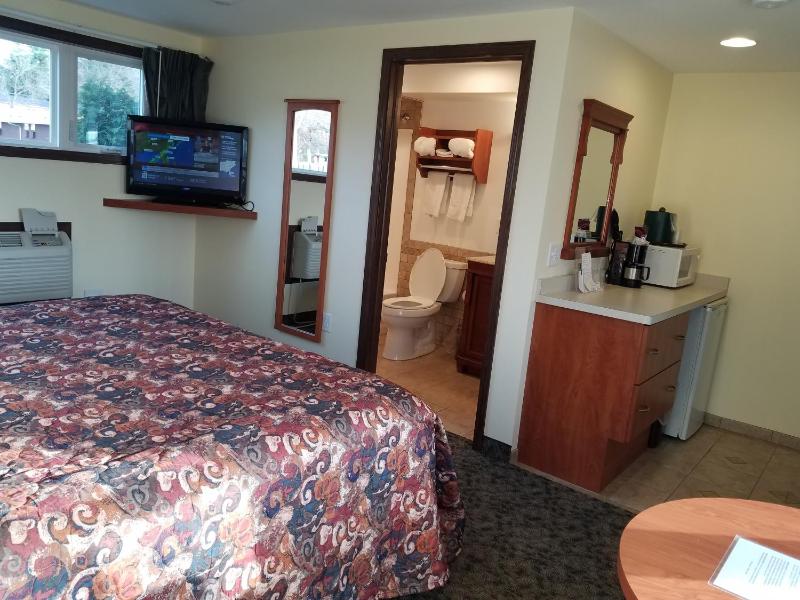 Standard King Room image 3