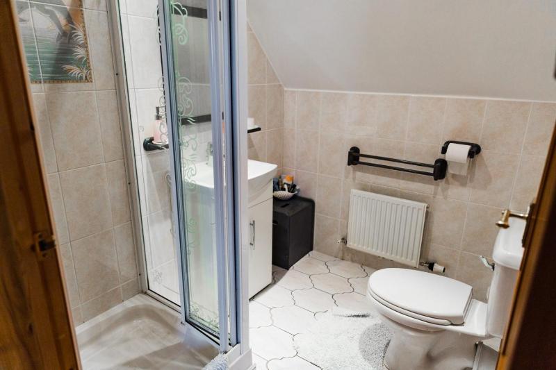 Twin Room with Private Bathroom image 3