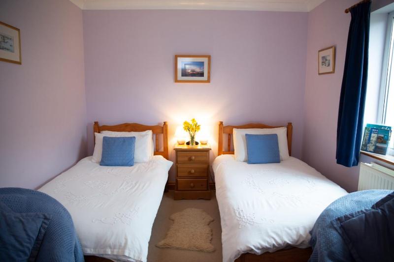 Twin Room with Private Bathroom image 4