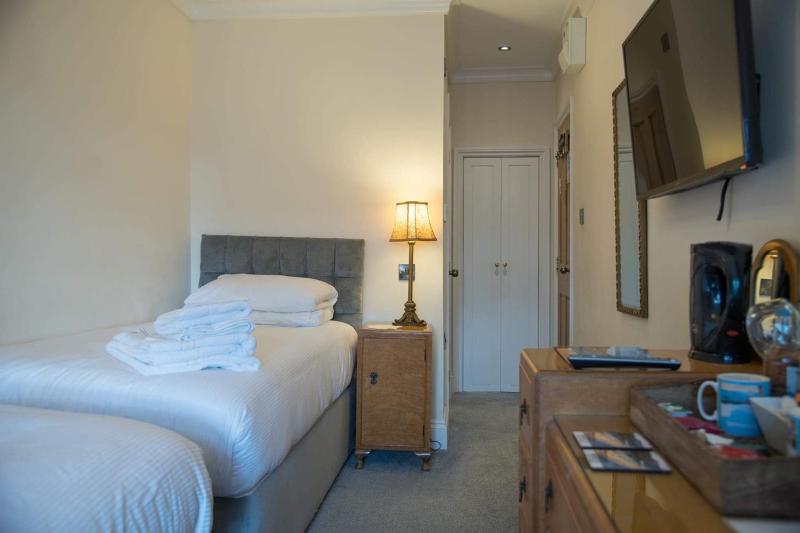 Twin Room with Shower image 4