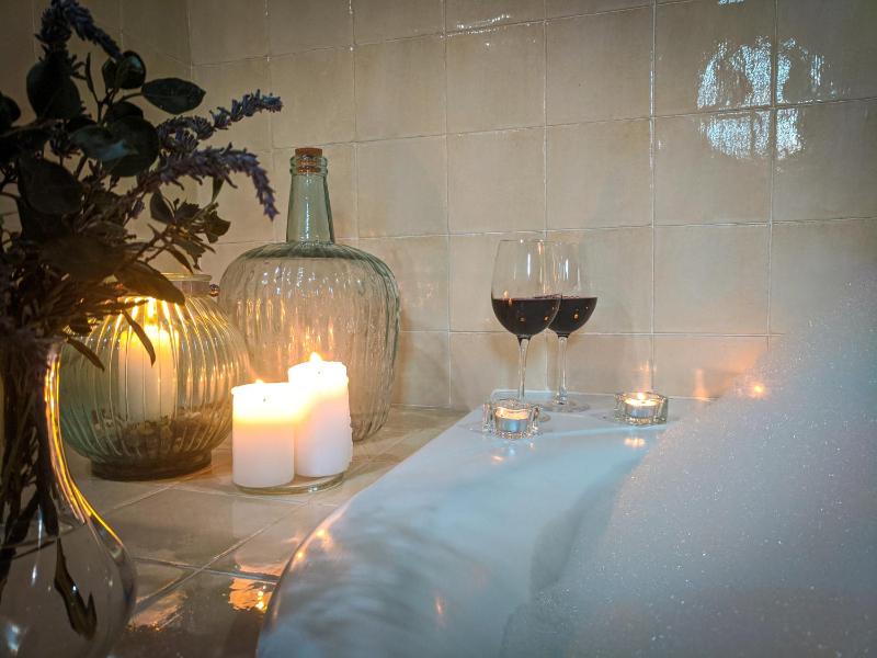 Double Room with Spa Bath image 3