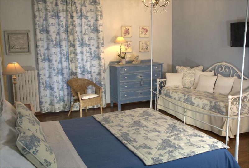Triple Room with Balcony image 4