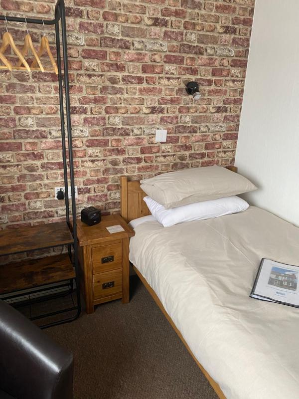 Budget Single Room image 4