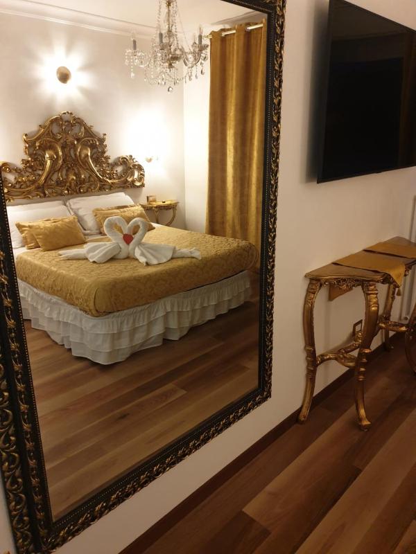 Deluxe Suite with Spa Bath image 4