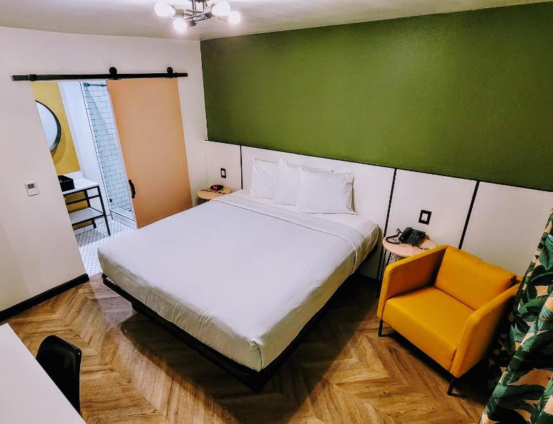 Deluxe King Room image 4