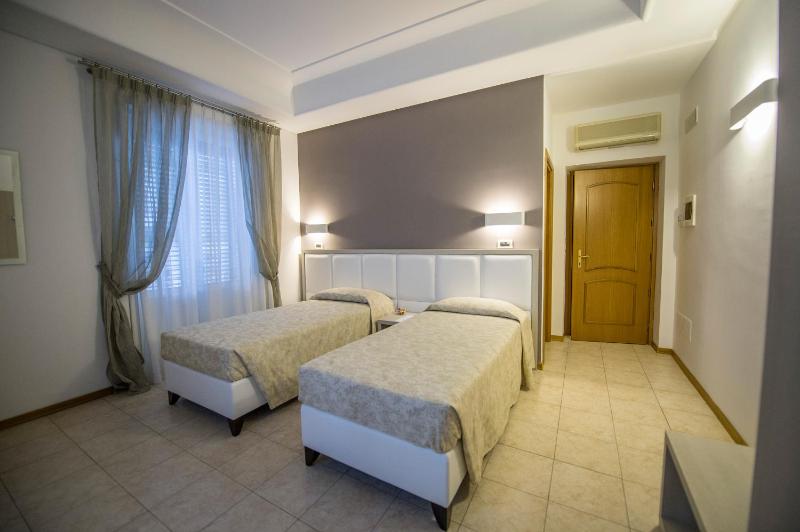 Classic Twin Room image 3
