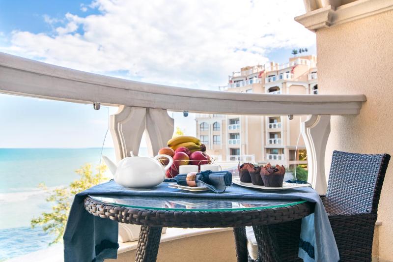 Deluxe One-Bedroom Apartment with Sea View image 4