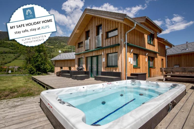 Chalet with 4 bedrooms, sauna & swim spa image 1