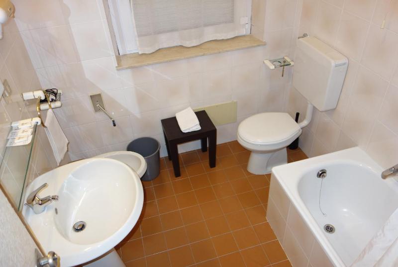 Family Room (2 Adults + 2 Children) image 3