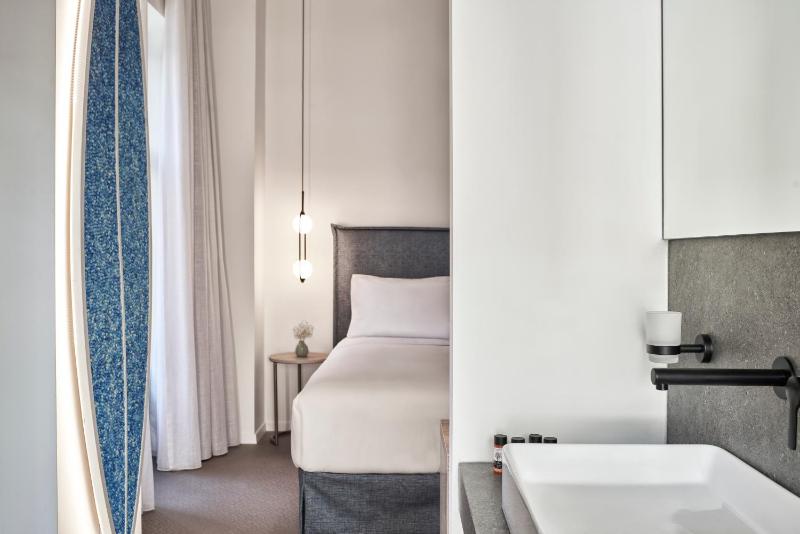 Classic Double Room image 4