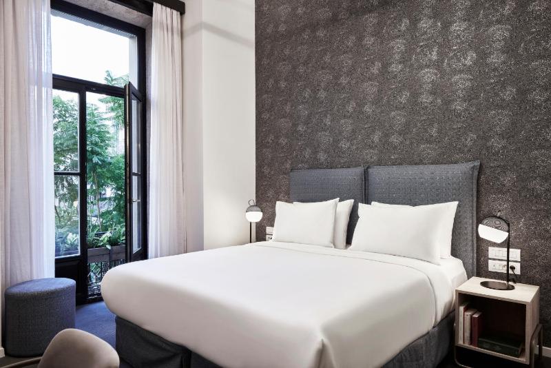 Deluxe Double Room with Balcony image 4