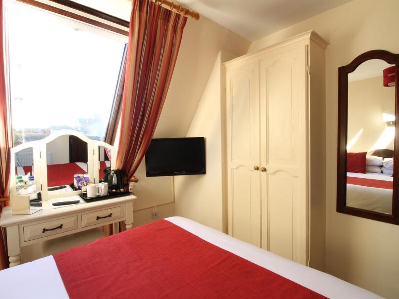 Small Double Room image 4