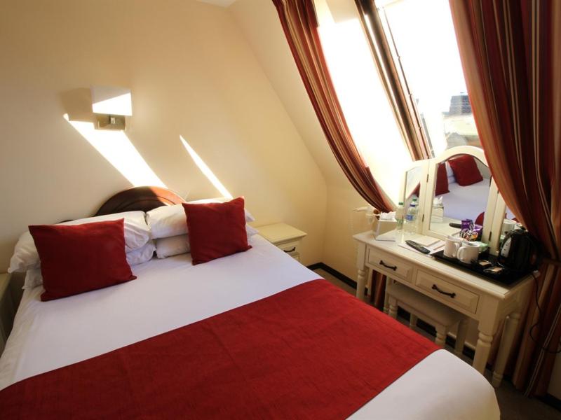 Small Double Room image 3