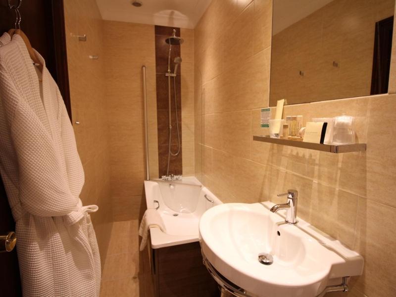 Twin Room with Private Bathroom image 4