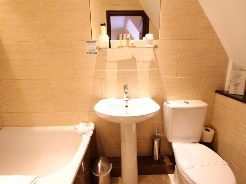 Double Room with Private Bathroom image 3