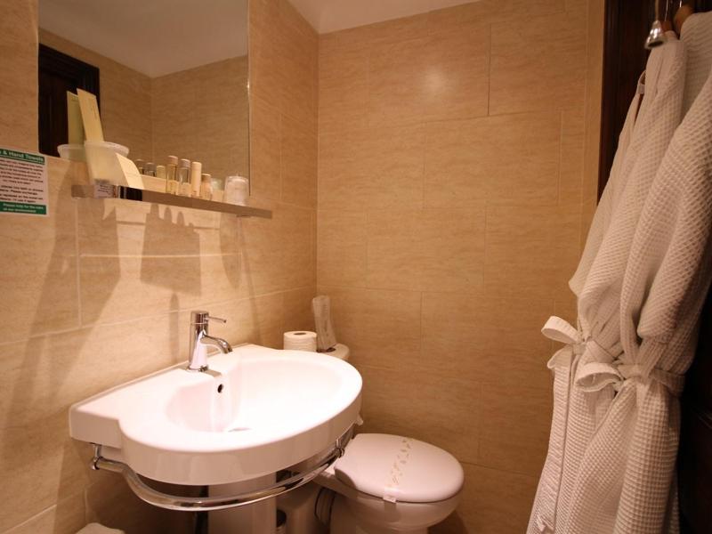 Twin Room with Private Bathroom image 3