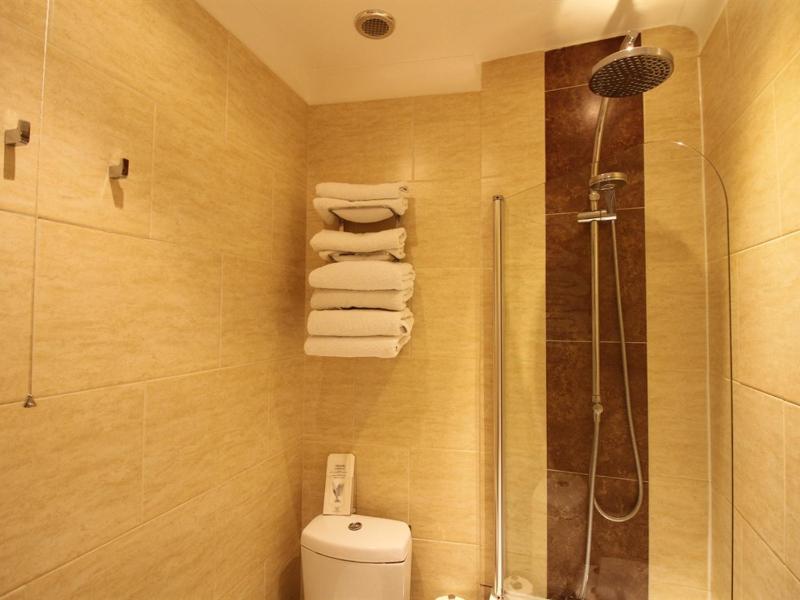 Quadruple Room image 3