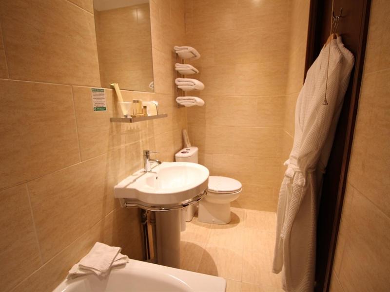 Twin Room with Private Bathroom image 2