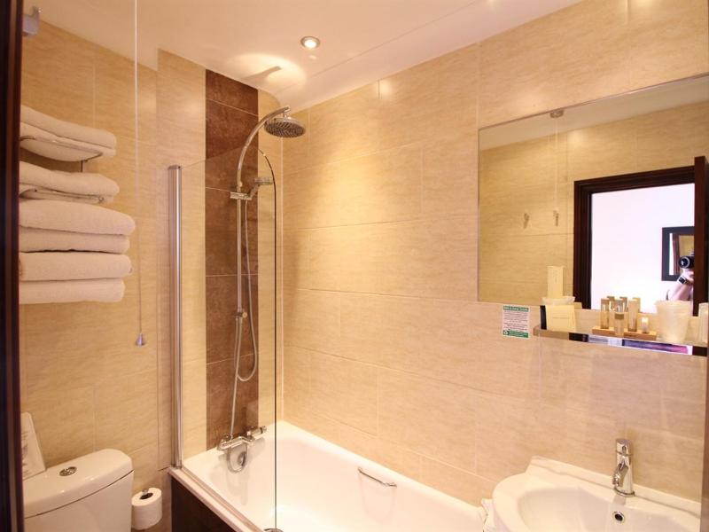 Quadruple Room image 2