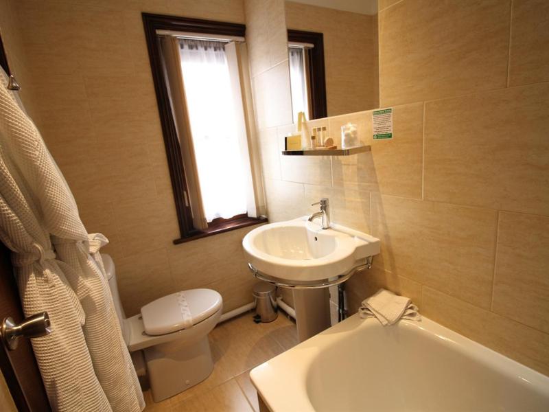 Double Room with Private Bathroom image 2