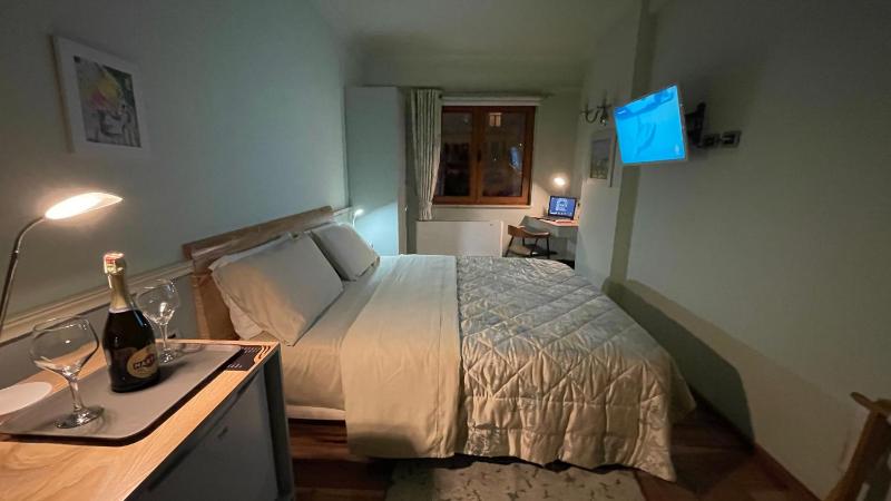 Double Room image 3