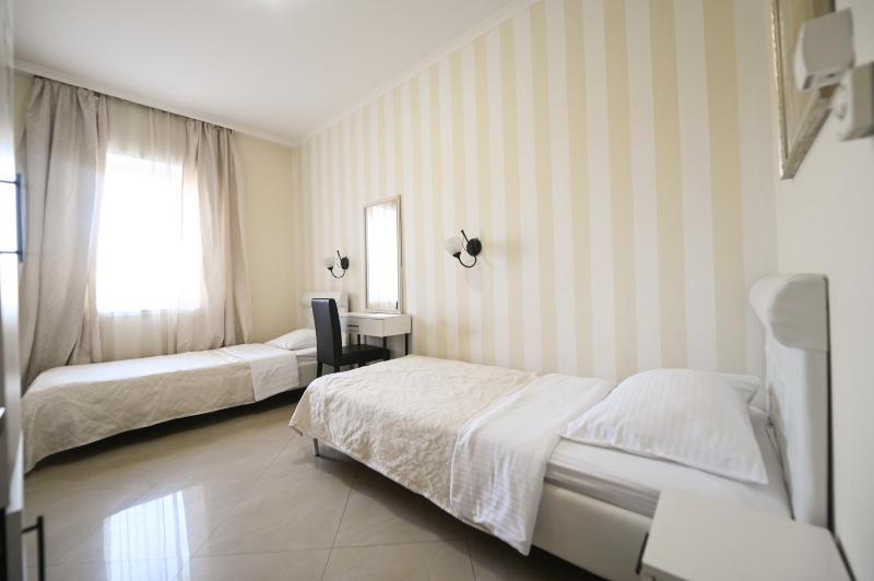 Economy Twin Room image 1