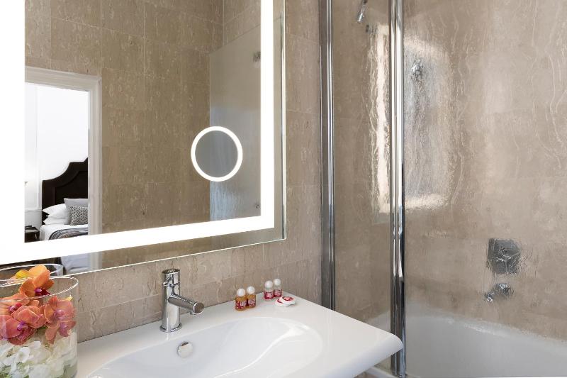 Deluxe Double or Twin Room image 2