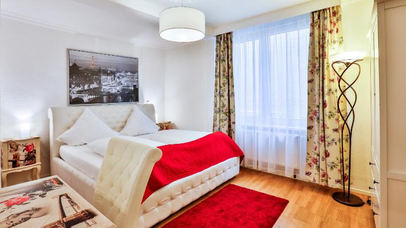 Three-Bedroom Deluxe Apartment image 4