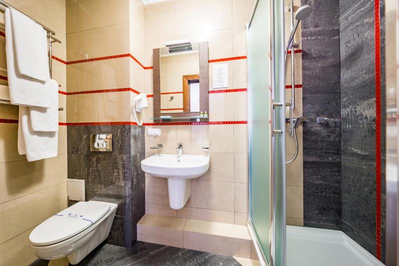 Large Double or Twin Room image 1