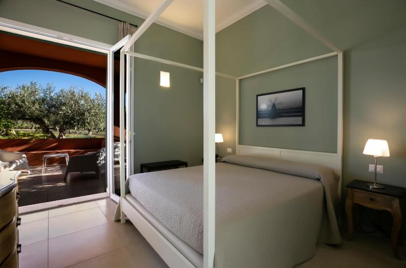 Superior One-Bedroom Apartment with Patio image 1