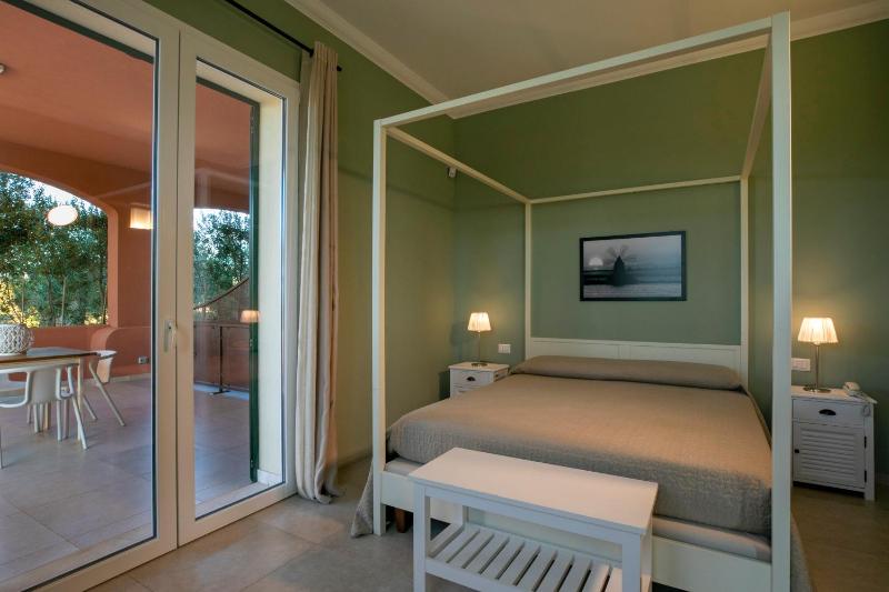 Deluxe One-Bedroom Apartment with Patio image 1