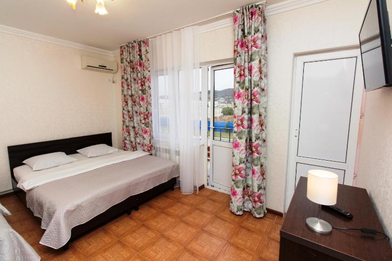 Deluxe Triple Room image 3