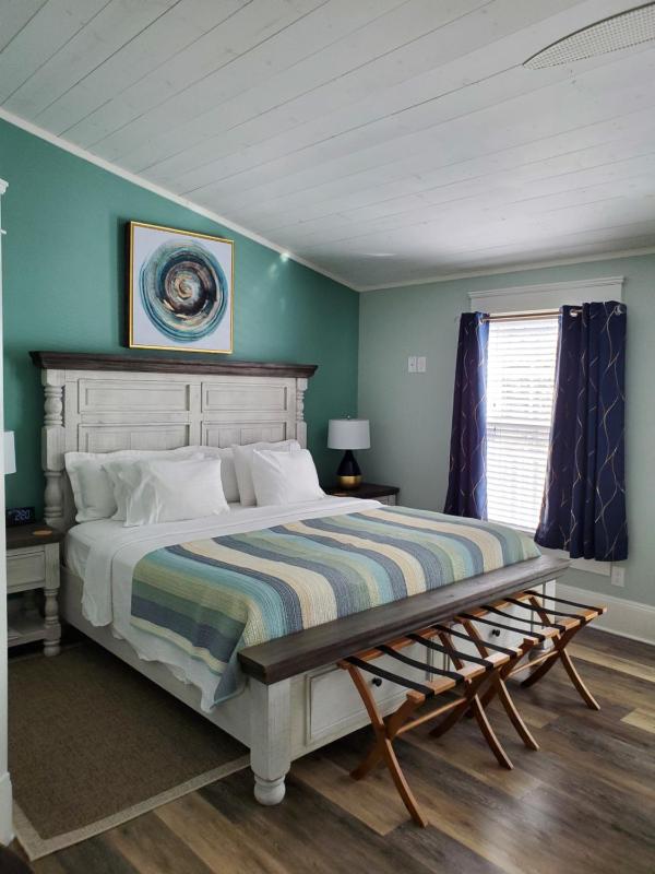 Junior Suite with Balcony (Beach Glass) image 2