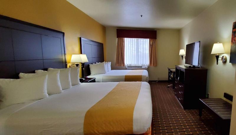 King Room with Two King Beds image 1