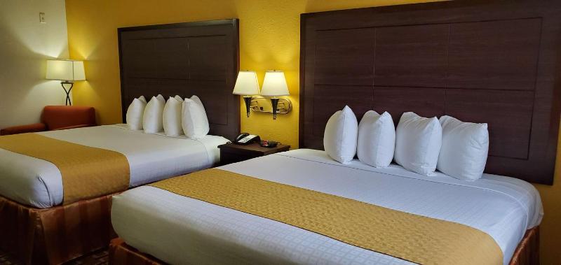 King Room with Two King Beds image 3