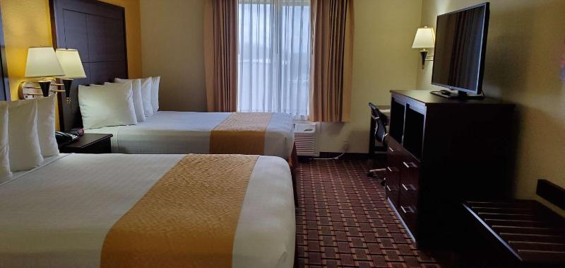 Queen Room with Two Queen Beds image 3
