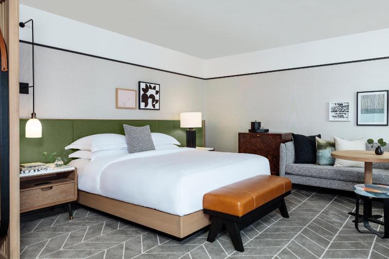 Premium King Room image 4