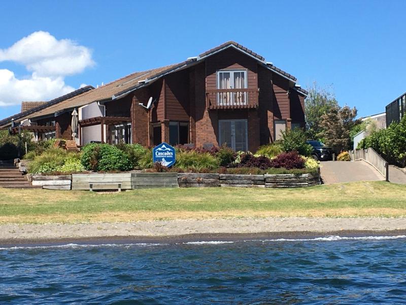 Cascades Lakefront Motel - image 24