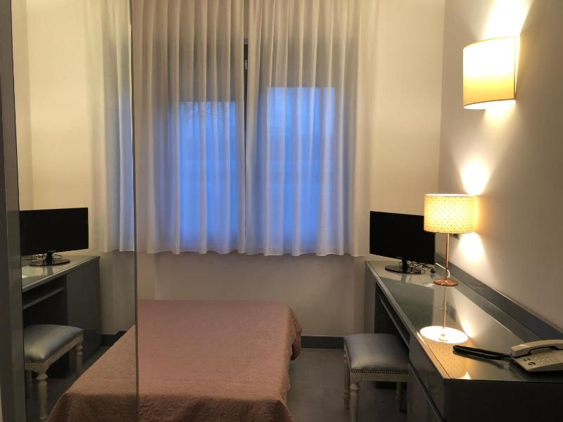 Small Double Room image 3