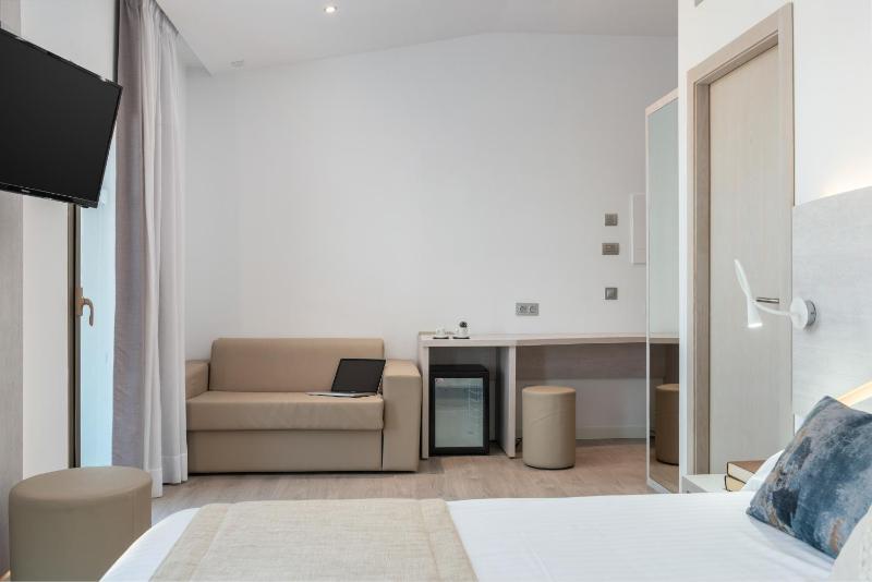 Superior Double Room with Sea View image 3