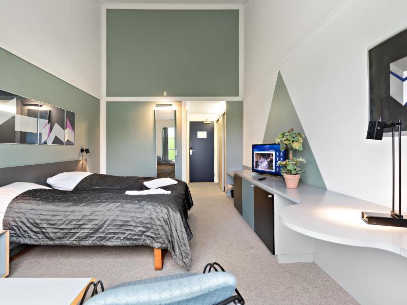 Twin room with Fjord View image 4