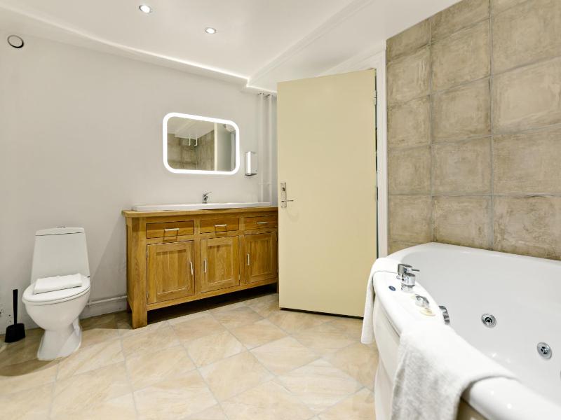 Deluxe Suite with Spa Bath image 3