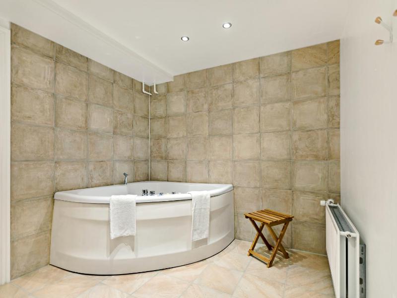 Deluxe Suite with Spa Bath image 4