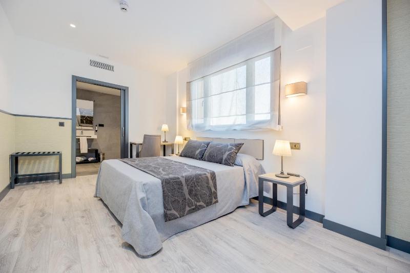 Large Double or Twin Room image 2