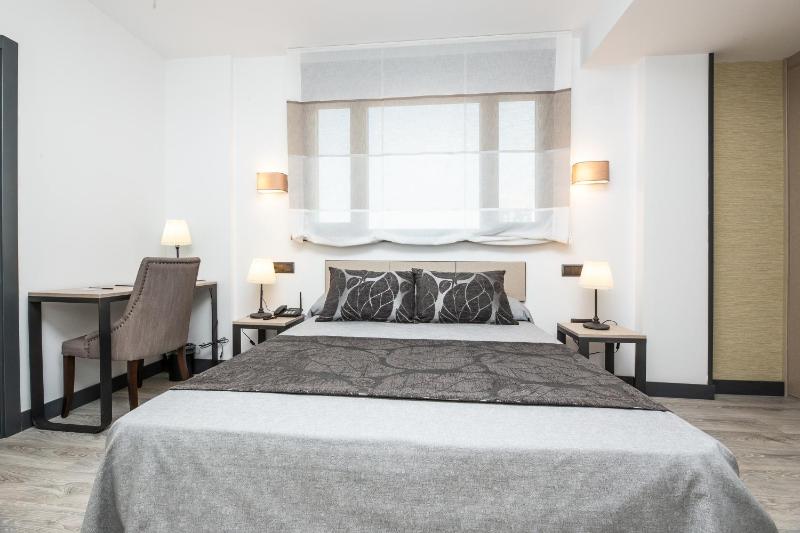 Large Double or Twin Room image 3
