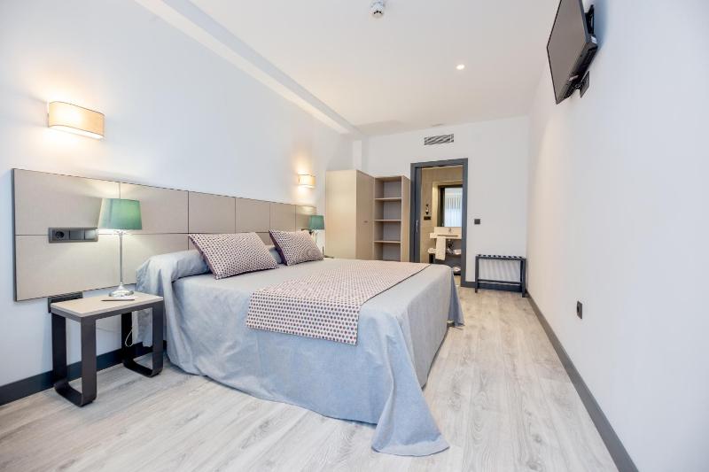 Large Double or Twin Room image 4