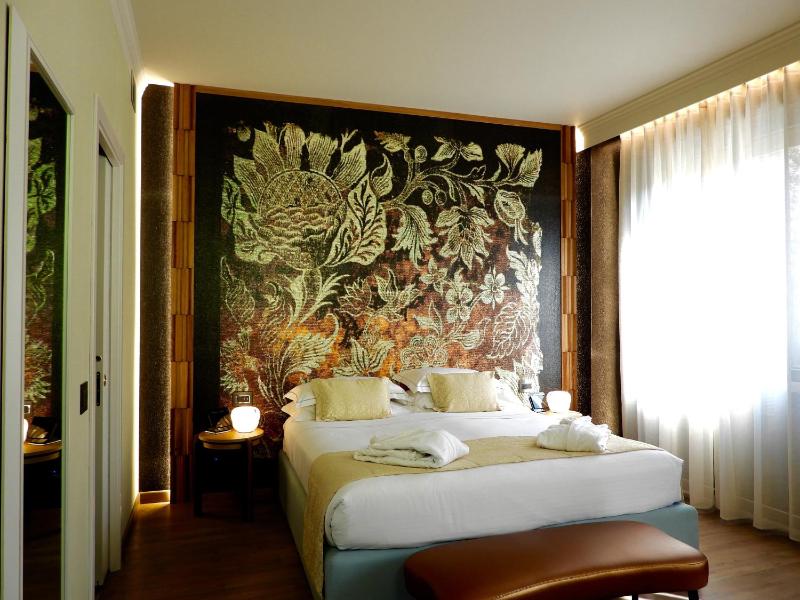 Premium Double Room image 3