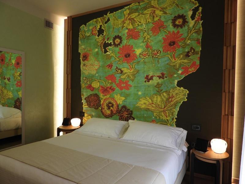 Premium Double Room image 4