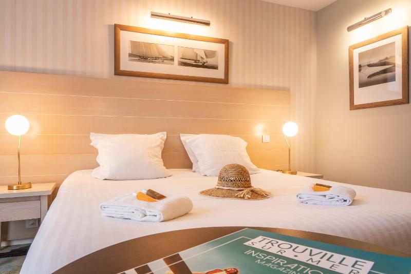 Double room harbor view image 3