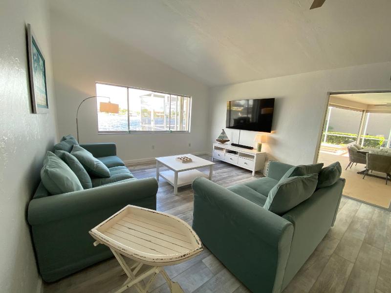 Ruby's Lake Retreat - Heated Pool Tiki Hut & Lake Views - image 4